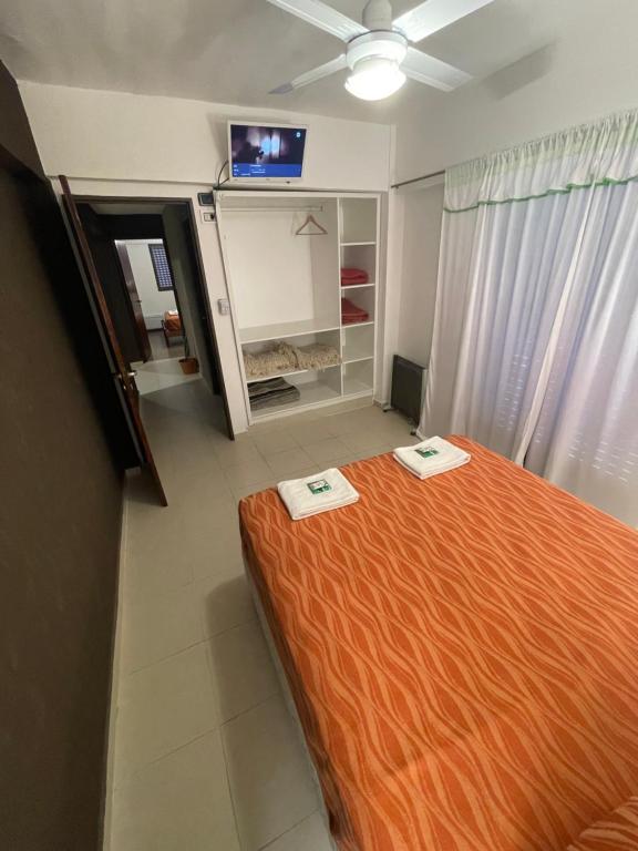 1 dormitorio con 1 cama con 2 toallas en Departamento Plaza 2 en Belén