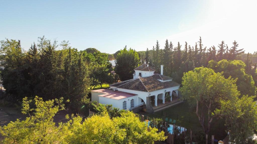 A garden outside El jardín del botánico