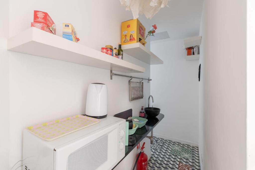 A kitchen or kitchenette at COLOSSEO con il CUORE