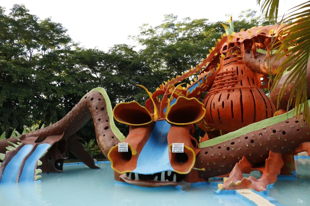 un paseo temático sobre dinosaurios en un parque temático en Hotel Carrizal Spa en Apazapan