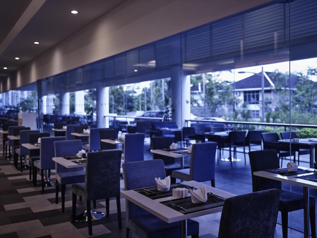 Un restaurante u otro lugar para comer en Pullman Kuching