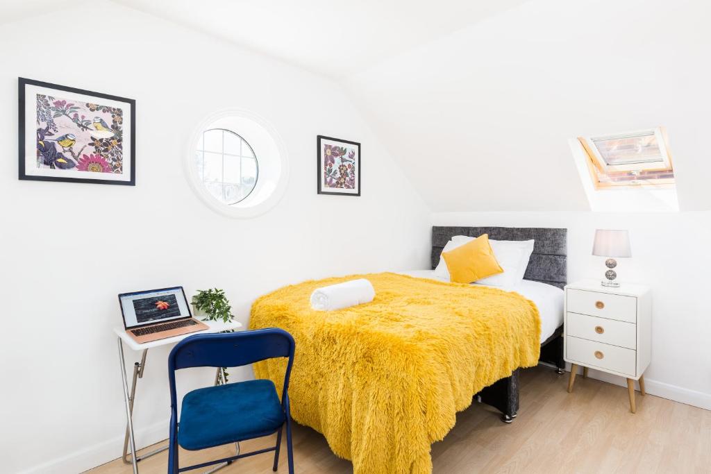 Solihull Studio by HS2 & NEC with SuperKing bed or 2 Single Beds plus