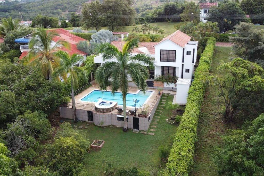 una vista aérea de una casa con piscina en Amazing Finca House Private Swimming Pool & Air Conditioner, en Melgar