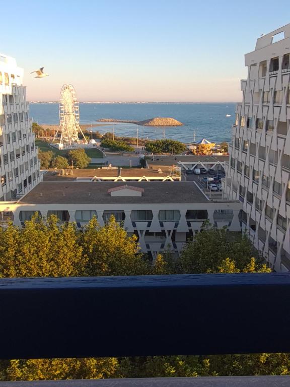 vistas al océano desde el balcón de un edificio en Appartement lumineux avec vue sur mer, en La Grande-Motte