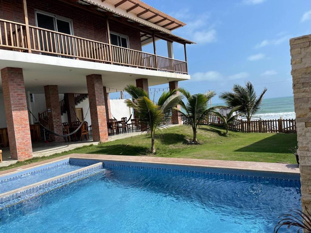 una casa con piscina frente al océano en Samana Hostal, Puerto Engabao, en Engabao