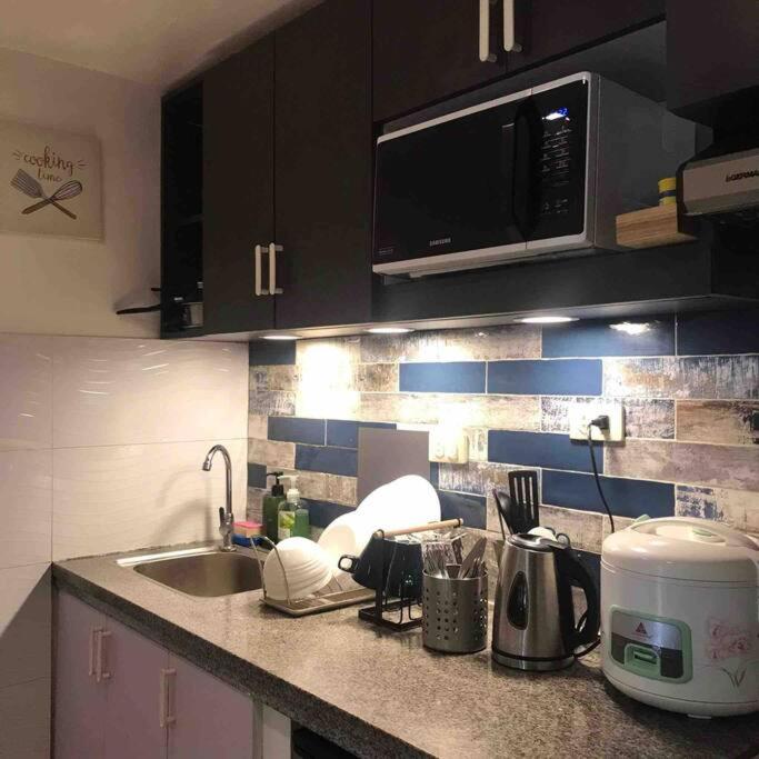 Kuchyň nebo kuchyňský kout v ubytování Cozy Home Deca Clark