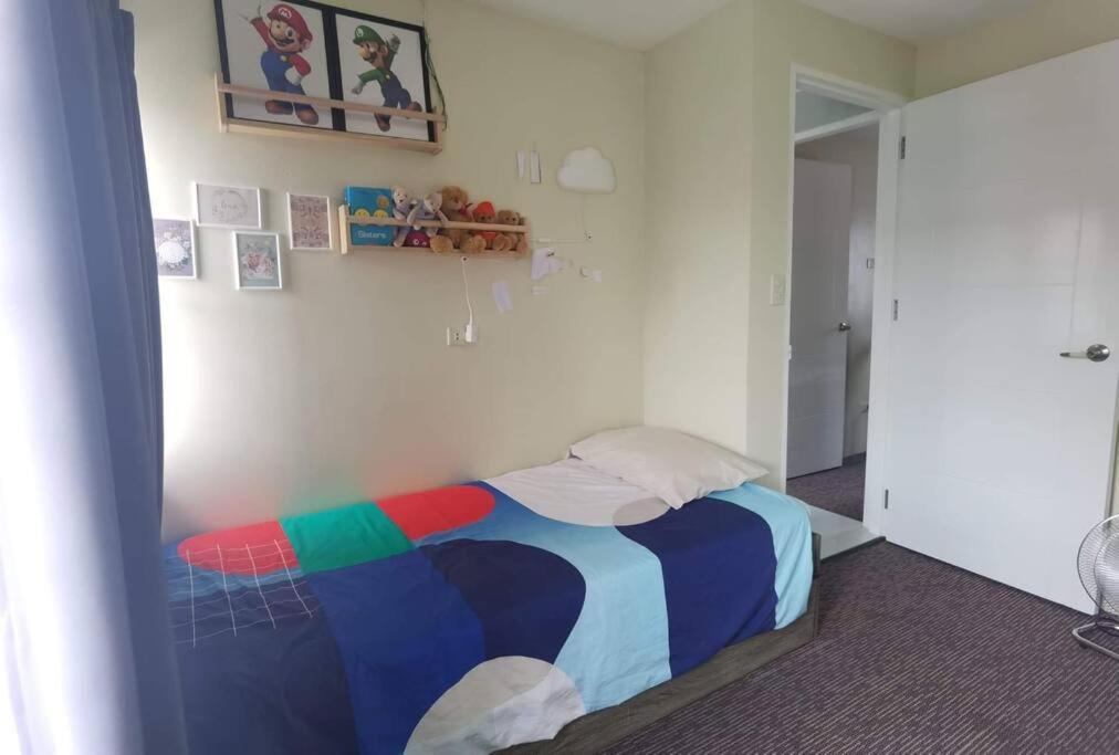 Postel nebo postele na pokoji v ubytování Cozy Home Deca Clark