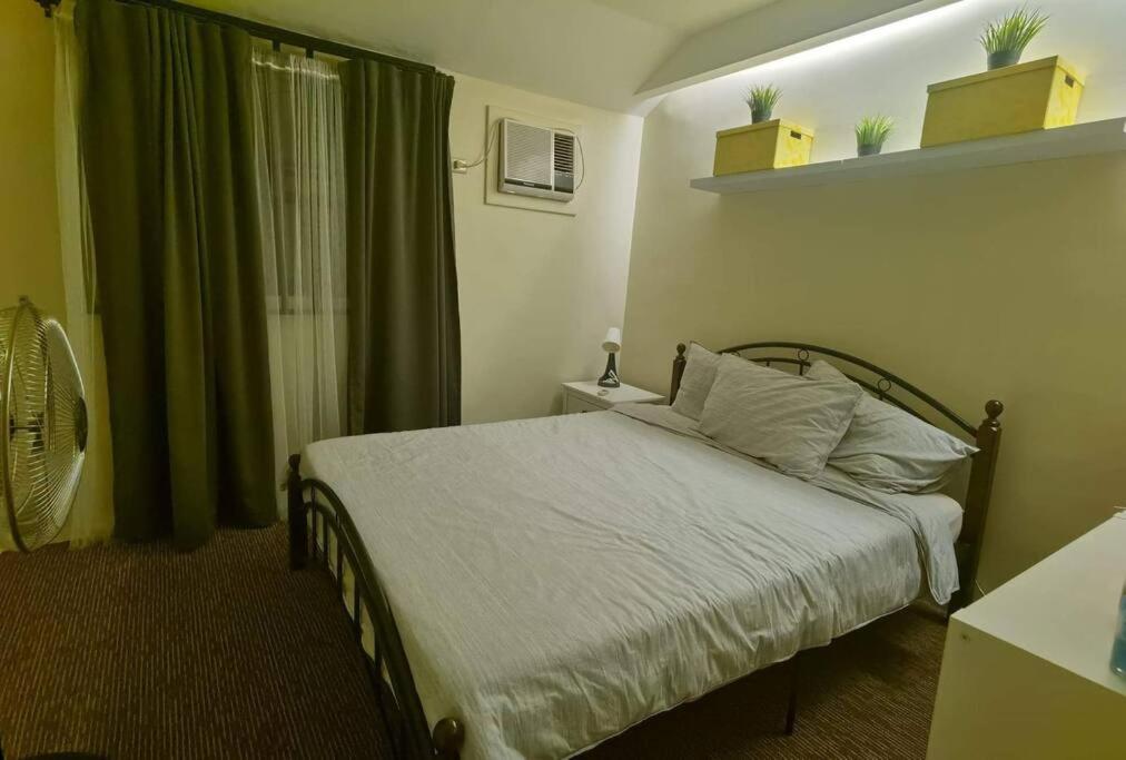 Postel nebo postele na pokoji v ubytování Cozy Home Deca Clark