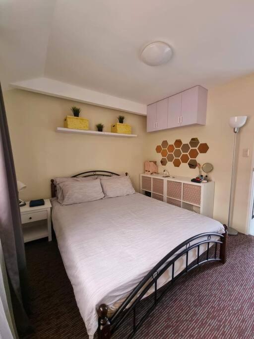 Postel nebo postele na pokoji v ubytování Cozy Home Deca Clark