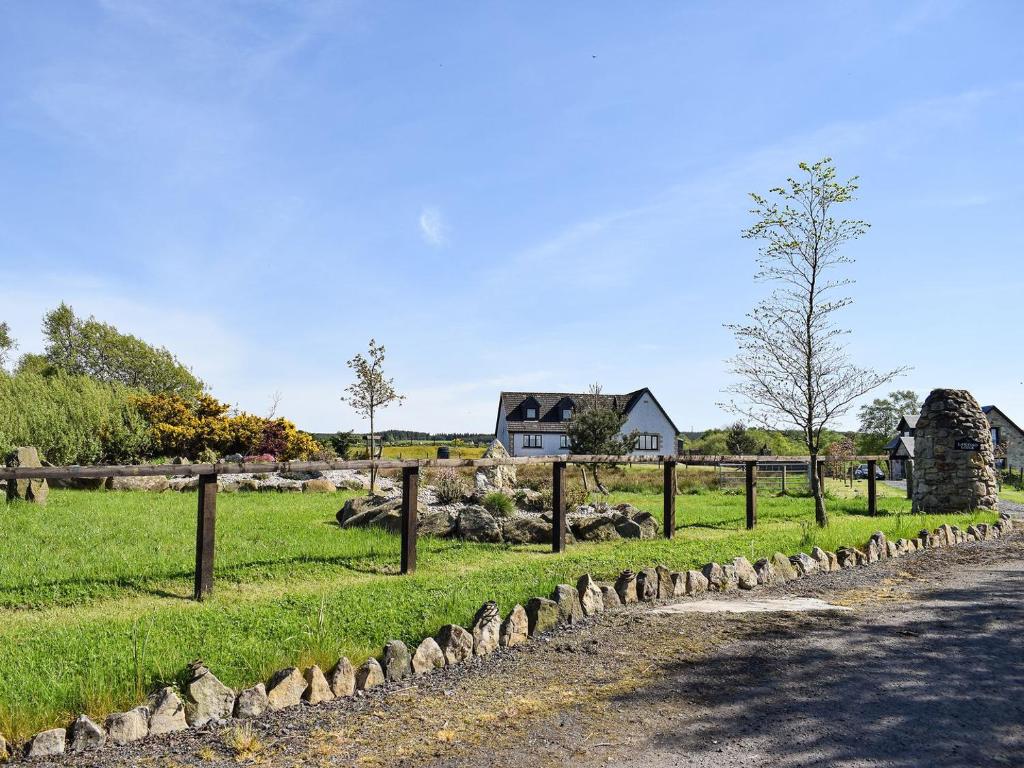 BonnybridgeにあるLawford Lodgeの家屋を背景にした畑の柵