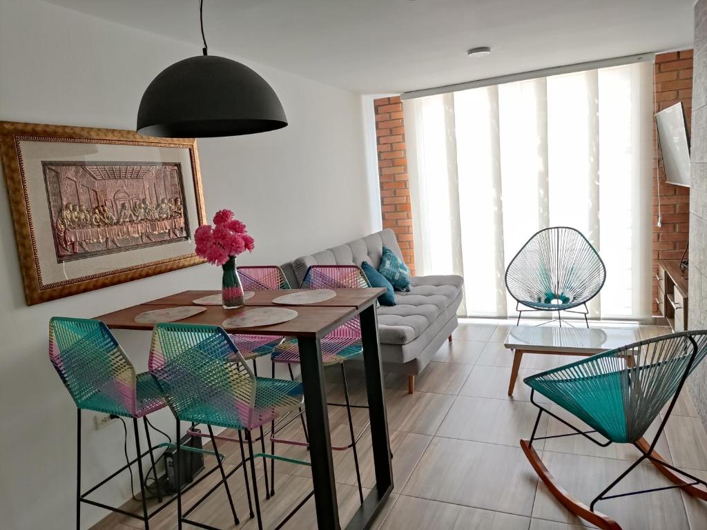 salon ze stołem, krzesłami i kanapą w obiekcie Hermoso y Cómodo Apartamento--Excelente Ubicación w mieście San Gil
