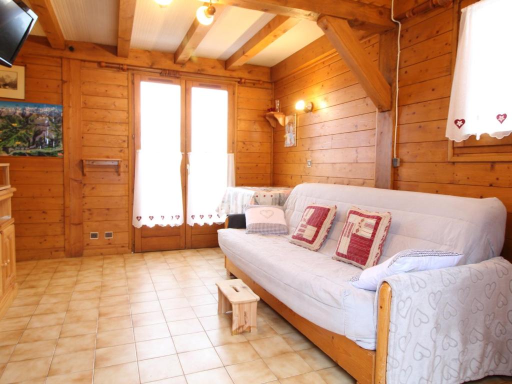 - un salon avec un canapé blanc dans une chambre dotée de murs en bois dans l'établissement Chalet 2 Chambres Centre-Village, Wi-Fi, Parking, Proche Pistes et Commerces - FR-1-572-234, à Arâches-la-Frasse