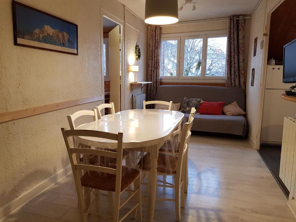 une salle à manger avec une table, des chaises et un canapé dans l'établissement Appartement familial de 3 pièces, au cœur du village, proche des pistes, idéal pour enfants - FR-1-515-126, à Villard-de-Lans