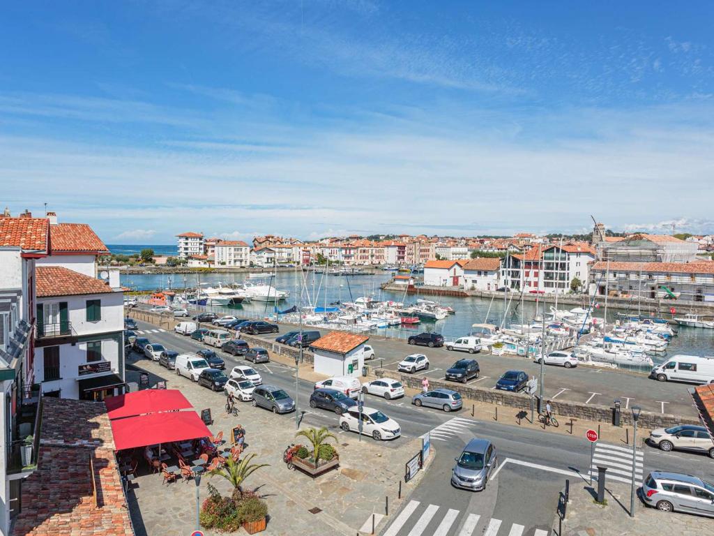 un puerto deportivo con coches aparcados en un aparcamiento en Appartement Ciboure, 2 pièces, 4 personnes - FR-1-4-663, en Ciboure