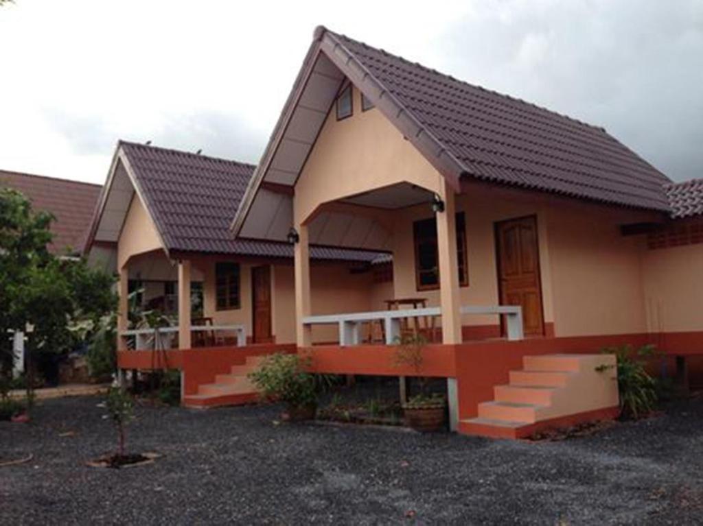 uma casa com um vermelho e branco em Chuanchom Resort em Phatthalung