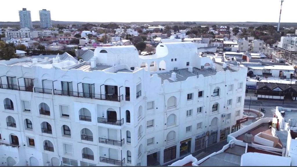 una vista aérea de un edificio blanco en Mirador en Las Grutas