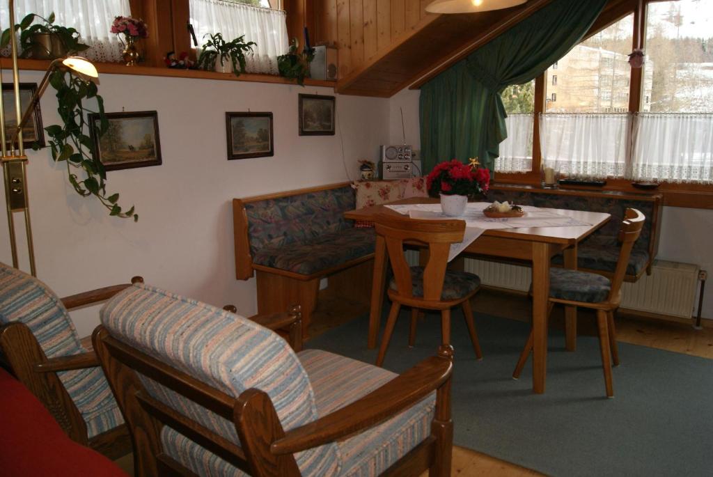 comedor con mesa y sillas en Gästehaus Ferienwohnungen LACKNER, en Rennweg