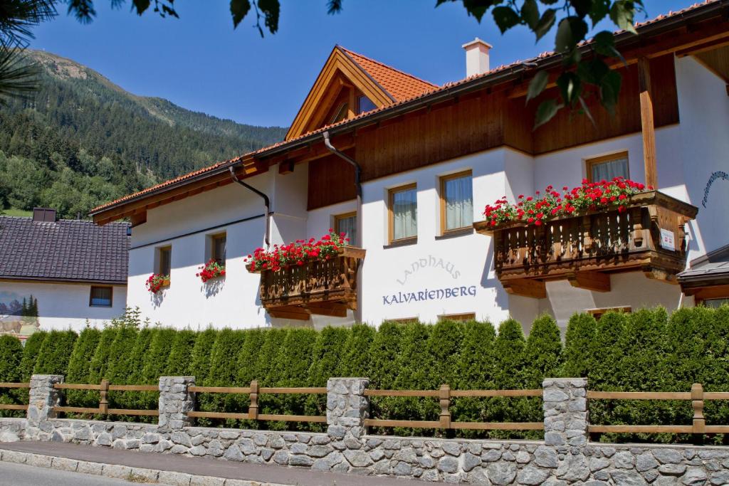 ein Gebäude mit Blumen auf Balkonen in der Unterkunft Landhaus Kalvarienberg in Ladis