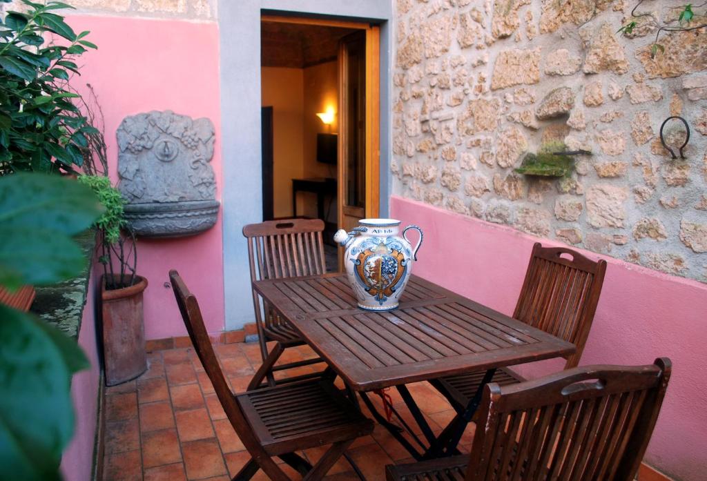 una mesa y sillas con un jarrón encima en La Magnolia, en Orvieto