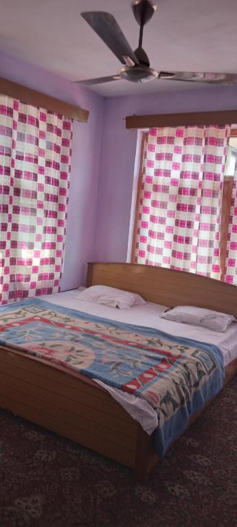 Postel nebo postele na pokoji v ubytování Queen Palace guest house