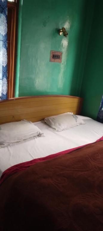 Postel nebo postele na pokoji v ubytování Queen Palace guest house
