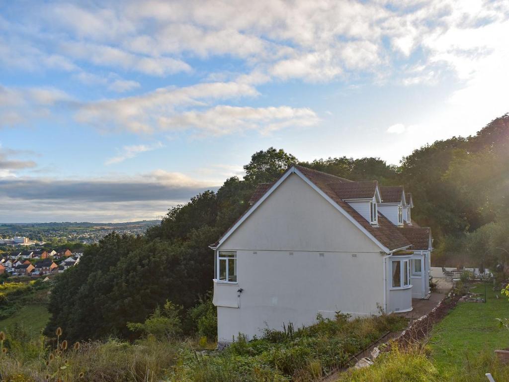 una casa blanca sentada en la cima de una colina en View Point, en Stokeinteignhead