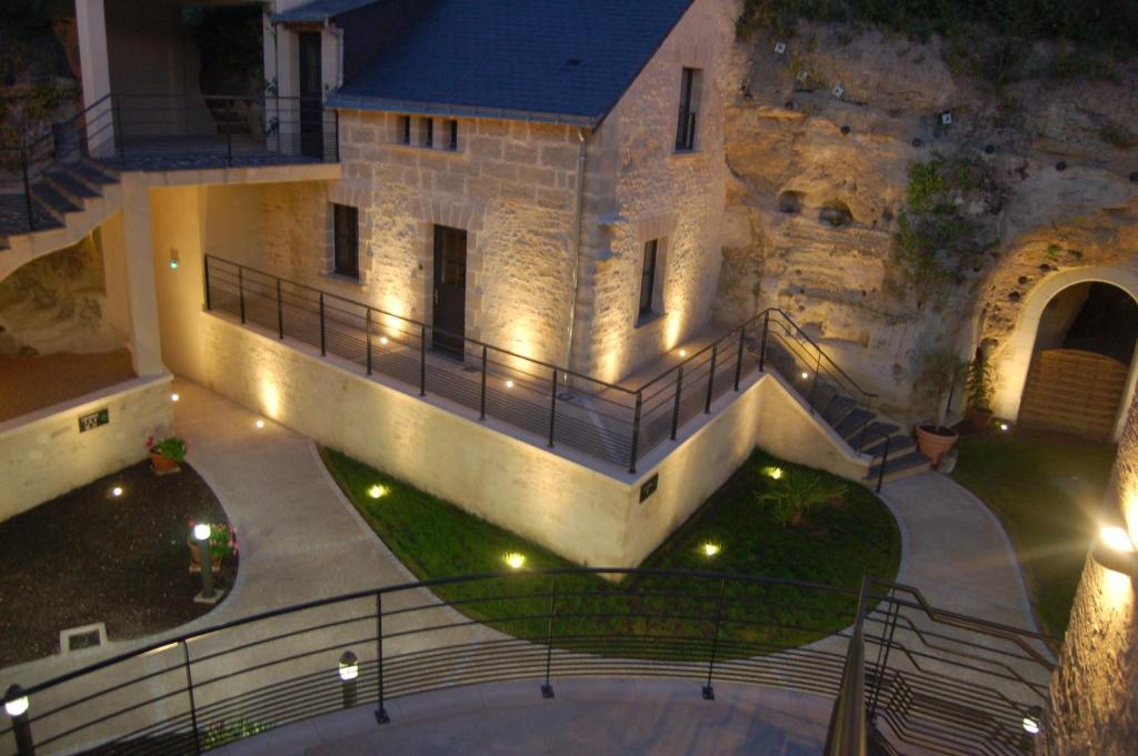 una vista aérea de un edificio con patio en Rocaminori Hôtel en Louresse-Rochemenier