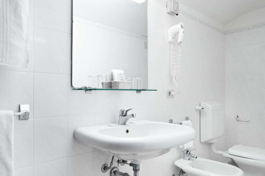 A bathroom at Hotel Alessandra
