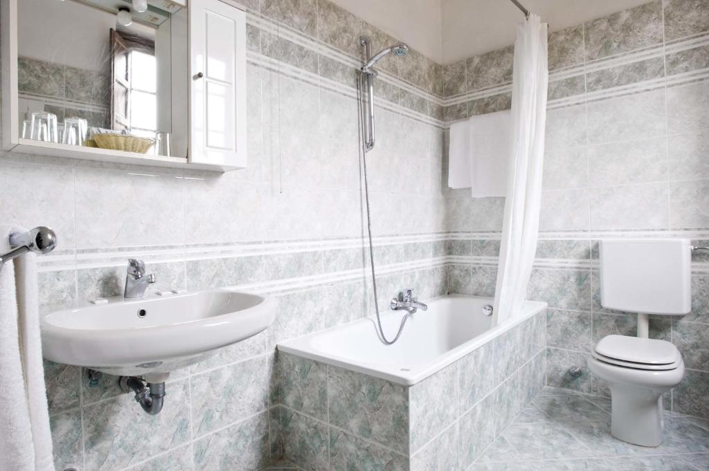 A bathroom at Hotel Alessandra