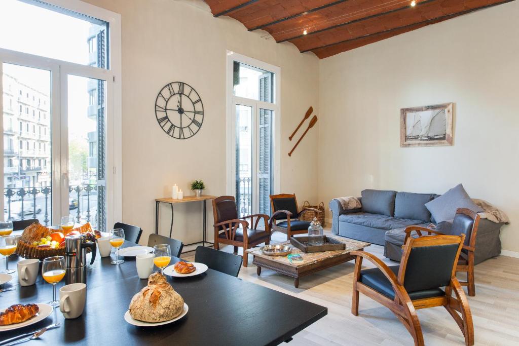 uma sala de estar com uma mesa e um sofá em Key Plaza Cataluña Bliss em Barcelona