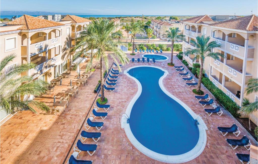 una vista sulla piscina di un resort di Las Dunas a Riumar