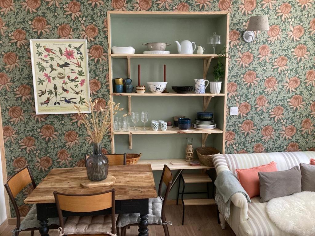 een woonkamer met een tafel en een bank bij Une maison de famille in Oloron-Sainte-Marie