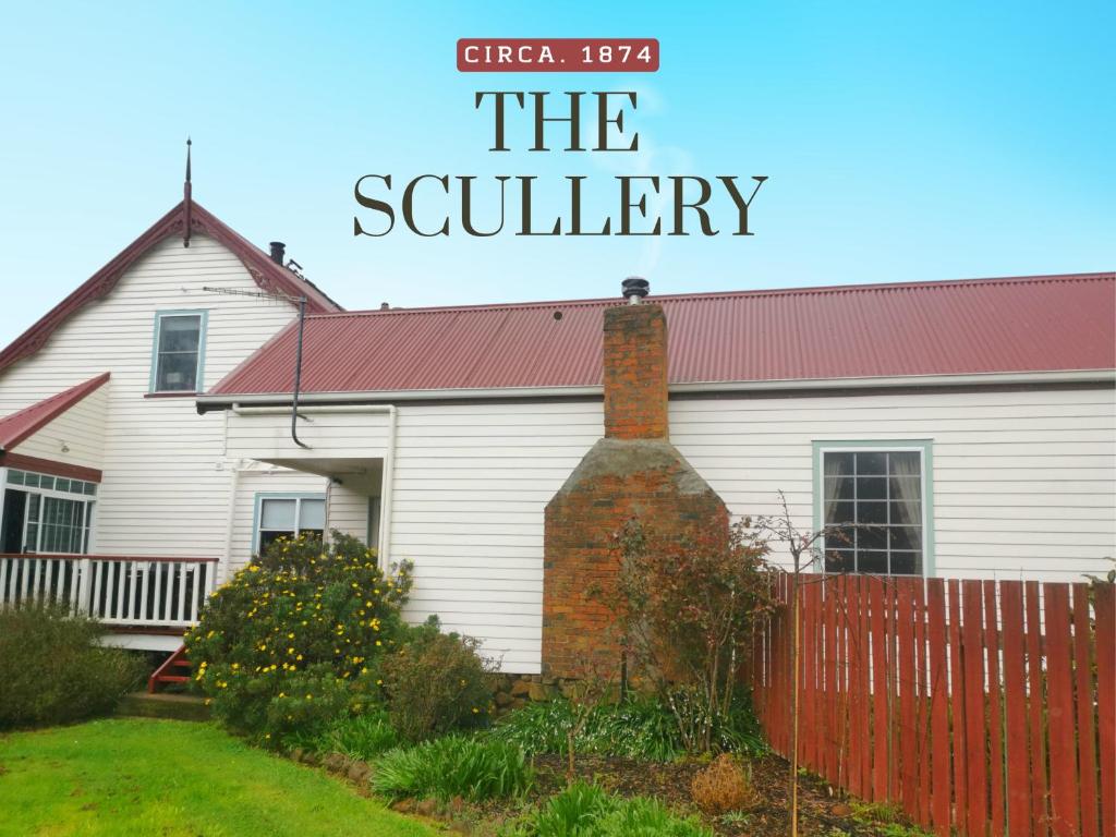にあるThe Scullery - Pine Lodge c 1874の赤い柵の白い家