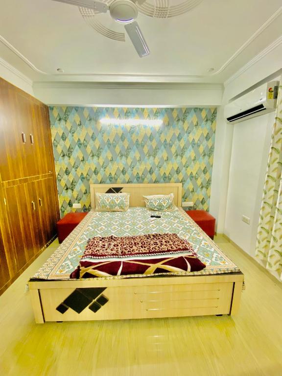 - une chambre avec un grand lit dans l'établissement 2 bhk fully furnished luxurious private apartment, à Jaipur