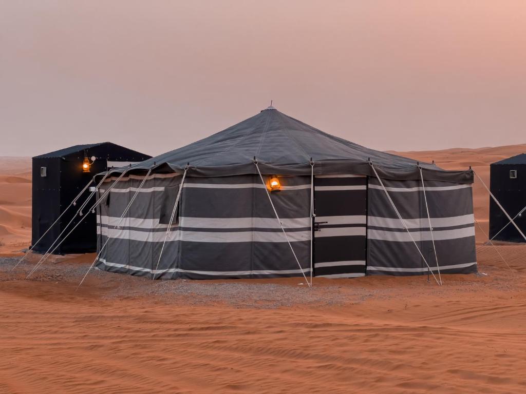 ein Zelt mitten in der Wüste in der Unterkunft Sands Dream Tourism Camp in Shāhiq