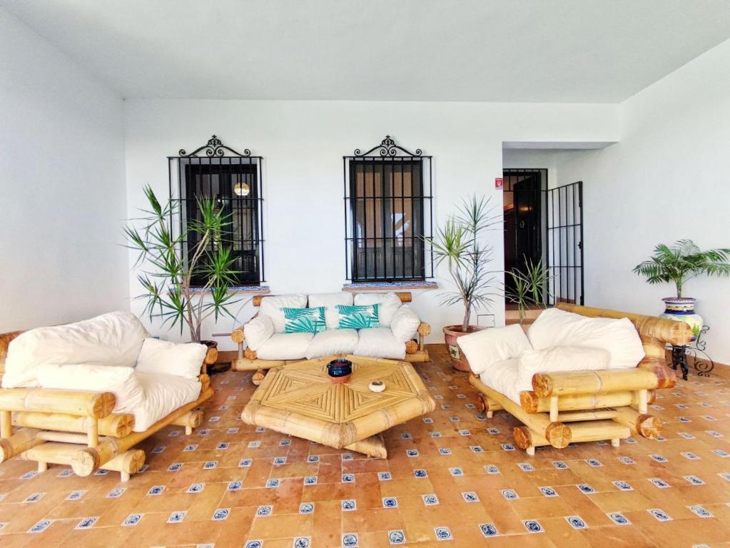 A seating area at El jardín del botánico