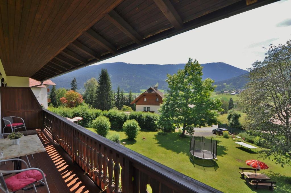 Vista generica sulle montagne o vista sulle montagne dall'interno dell'affittacamere