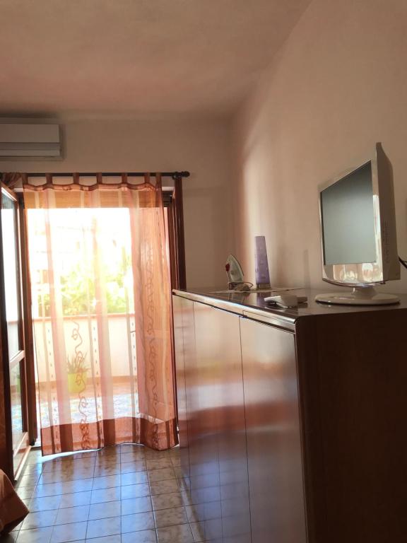 Telewizja i/lub zestaw kina domowego w obiekcie Emily Home