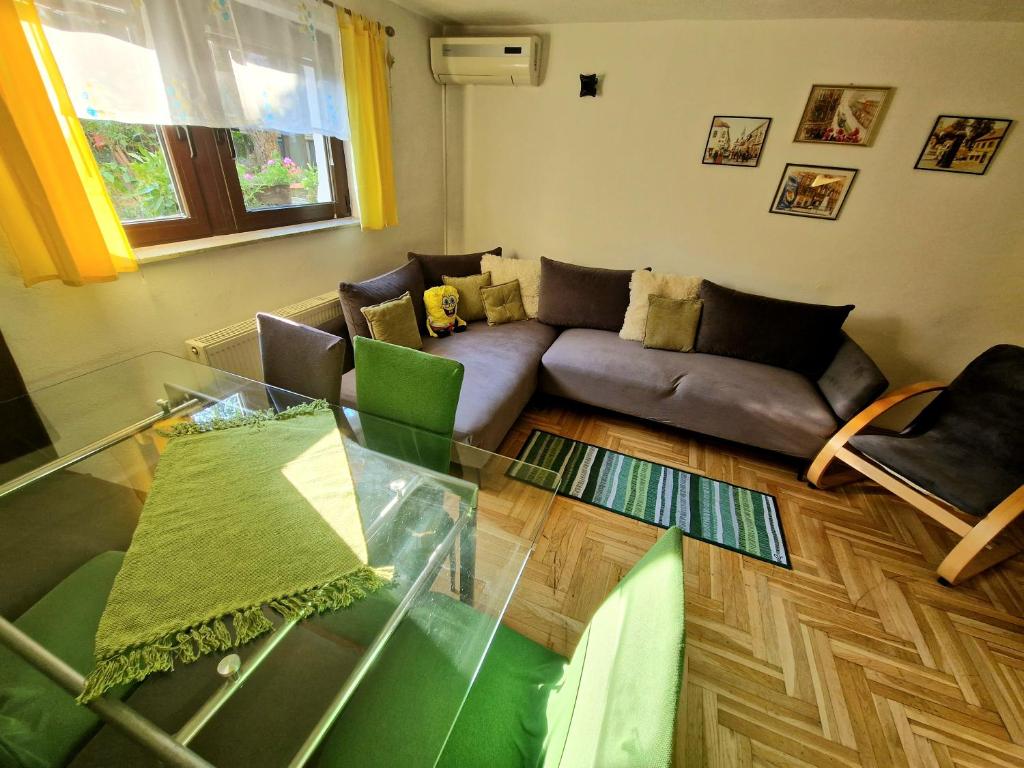sala de estar con sofá y mesa de cristal en Cro Behar 1 Apartment, en Zagreb