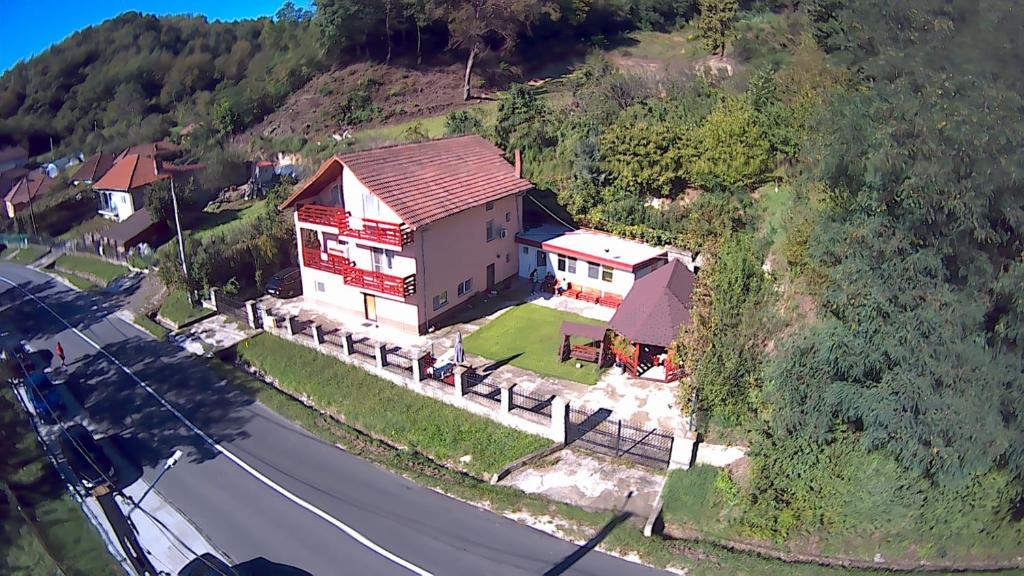 uma vista aérea de uma casa numa colina em Pensiunea Ilarie em Cărpiniş