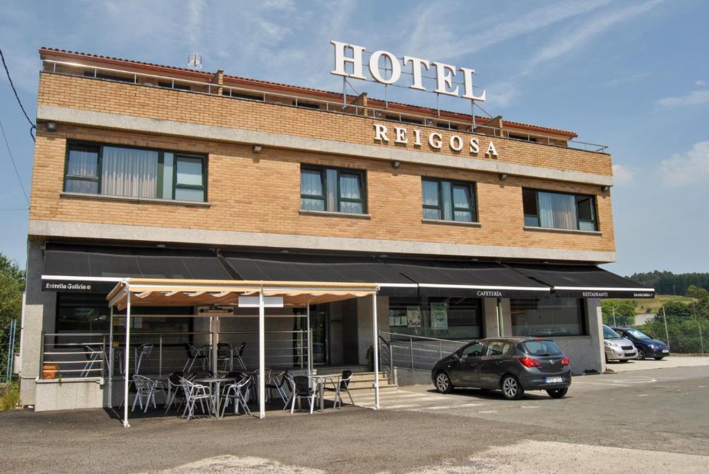 un hotel con un coche aparcado delante de él en Hotel Reigosa, en Pontevedra