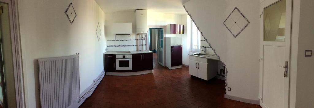 Cette chambre dispose d'une cuisine avec un comptoir et d'un sol. dans l'établissement Appart 6/7 pers dans grande maison et cour privative, à Fourchambault