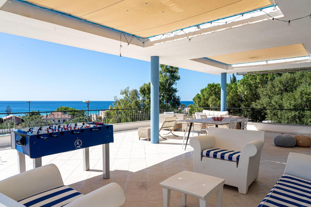 un patio con mesa de ping pong y sillas en Valentina panoramic seaside house en Capitana