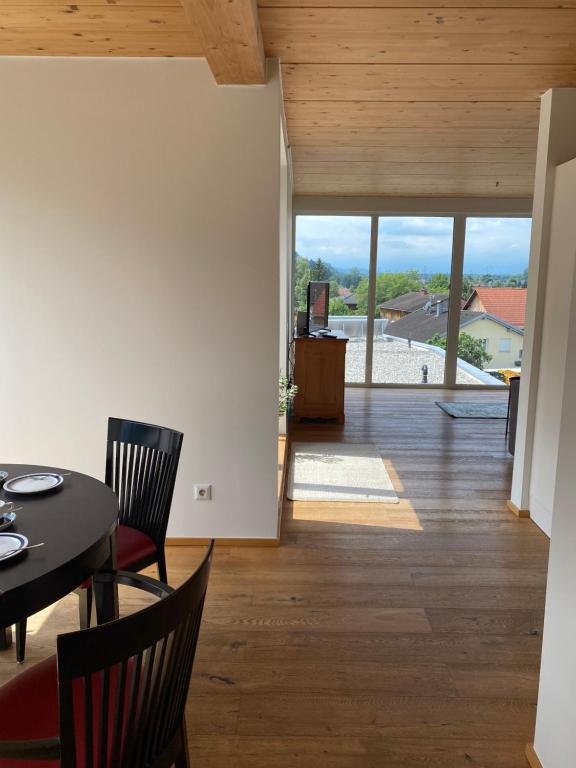 comedor con mesa y sillas con vistas en Penthousewohnung mit fantastischem Ausblick en Götzis