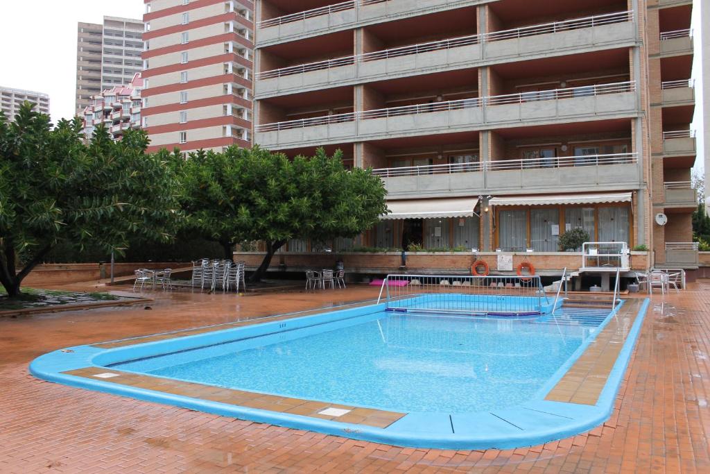 una gran piscina frente a un edificio en Apartamentos Alpha, en Benidorm