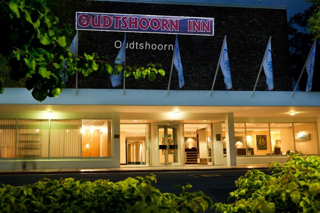 オーツホーンにあるOudtshoorn Inn Hotelの閉鎖されたバスルームインを読む看板のある建物