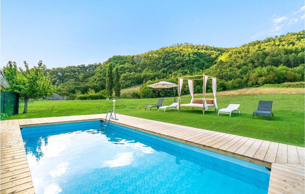 una piscina con 2 sillas y un columpio en Beautiful Home In Piobbico With House A Panoramic View, en Piobbico
