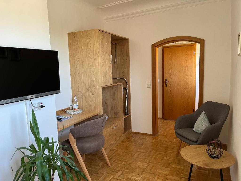 TV a/nebo společenská místnost v ubytování Gasthof - Pension - Adler