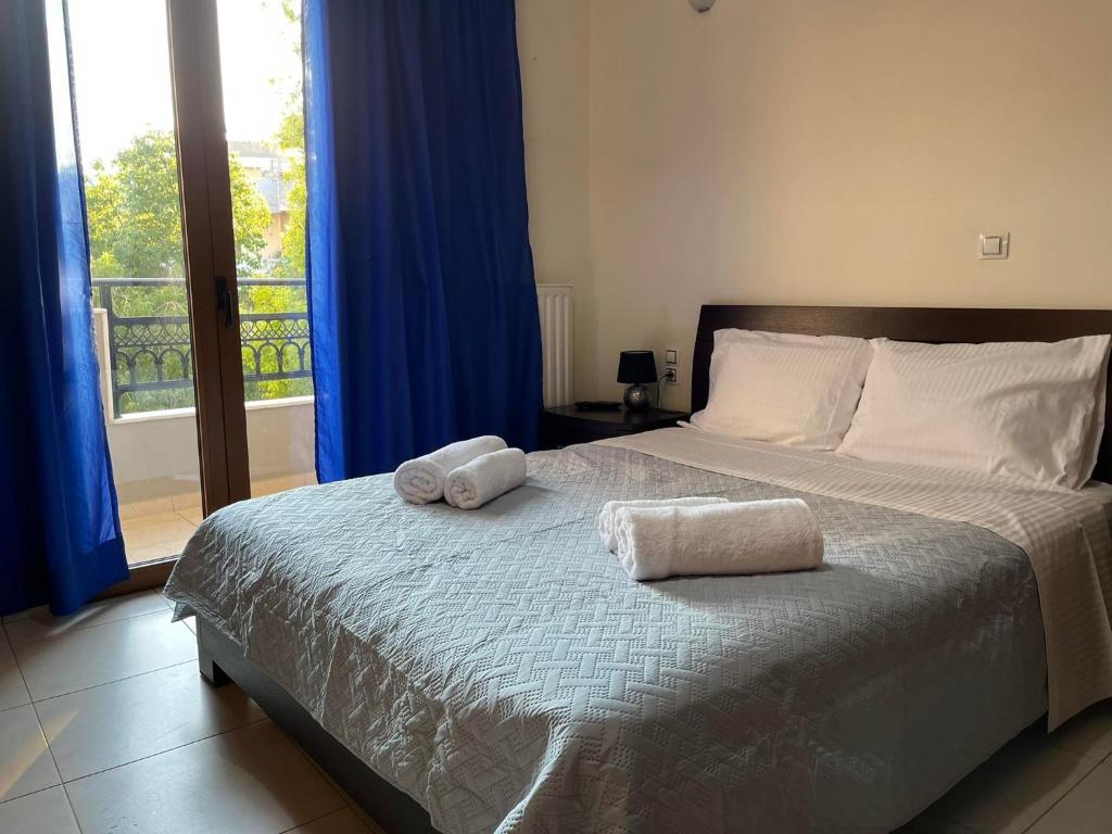 een slaapkamer met een bed met twee handdoeken erop bij Family Comfortable Spacious Apartment in Heraklion