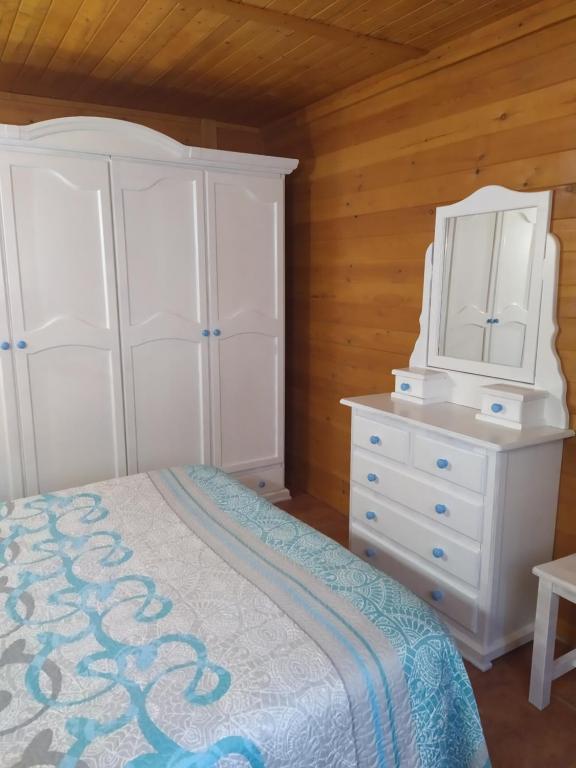 Łóżko lub łóżka w pokoju w obiekcie Apartamentos Rurales Sierra Luna